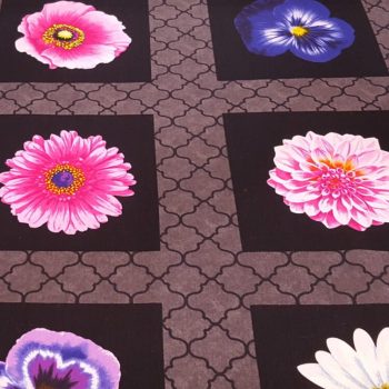 tela gris con cuadrantes negros de flores