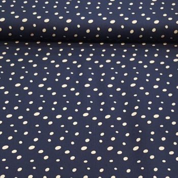 Tejido de algodón 100% en color crudo natural con sutil estampado de motivos orgánicos para acolchado y costura
