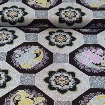 Estampado de tela de algodón con motivos florales delicados y detalles botánicos sobre fondo suave para patchwork y costura