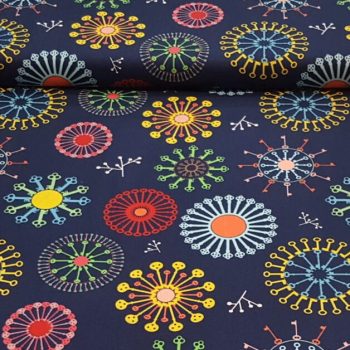 Tejido de algodón con estampado de llaves antiguas de estilo clásico en tonos neutros y fondo contrastado para costura