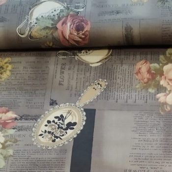 tela marron motivos estampados de tazas y rosas