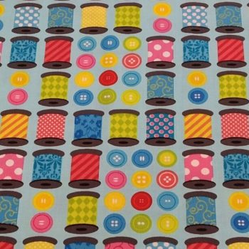 Tela Motivos de Costura Fondo Azul Hilos de algodón con estampado de carretes y bobinas de colores
