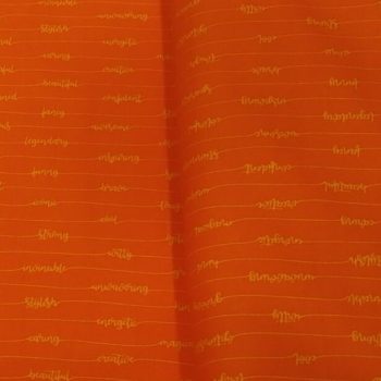 tela naranja con palabras estampadas