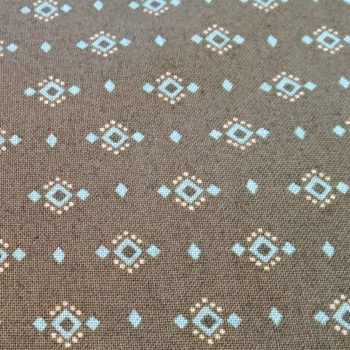 Tela patchwork Kim Diehl, color marrón con estampado geométrico de rombos pequeños, algodón 100% premium Henry Glass, estilo country tradicional, Mercería Karmele Tolosa