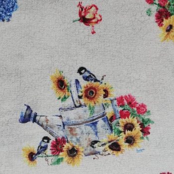 Tela de algodón 100% con estampado de regaderas de zinc y flores sobre fondo beige para costura creativa