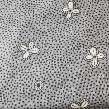 **Tela gris estampado flores y motas** de algodón 100% con un ancho de 1,10m para patchwork y costura creativa