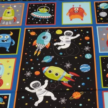 **Panel negro infantil** de algodón 100% con ilustraciones de astronautas, cohetes y planetas sobre fondo oscuro de 1,10m de ancho