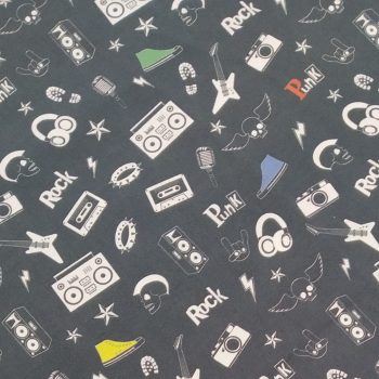 **Tela rock punk** de algodón 100% con estampado de calaveras, rayos y elementos musicales de 1,10m de ancho