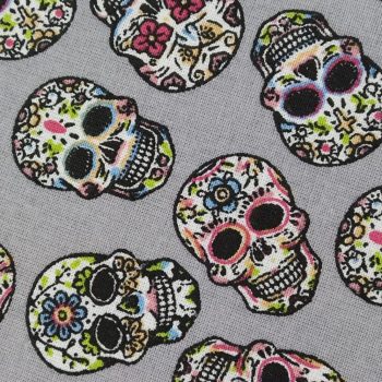**Tela calaveras gris** de algodón 100% con un ancho de 1,10m para patchwork y costura creativa