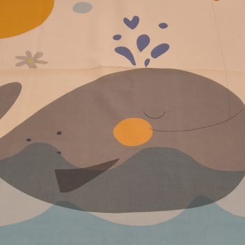 **Panel de ballena** de algodón 100% con ilustración de ballena y fondo marino de 1,10m de ancho
