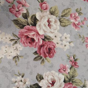 Tejido de algodón azul claro con estampado de ramos de rosas clásicas en tonos rosa y crema estilo vintage para patchwork