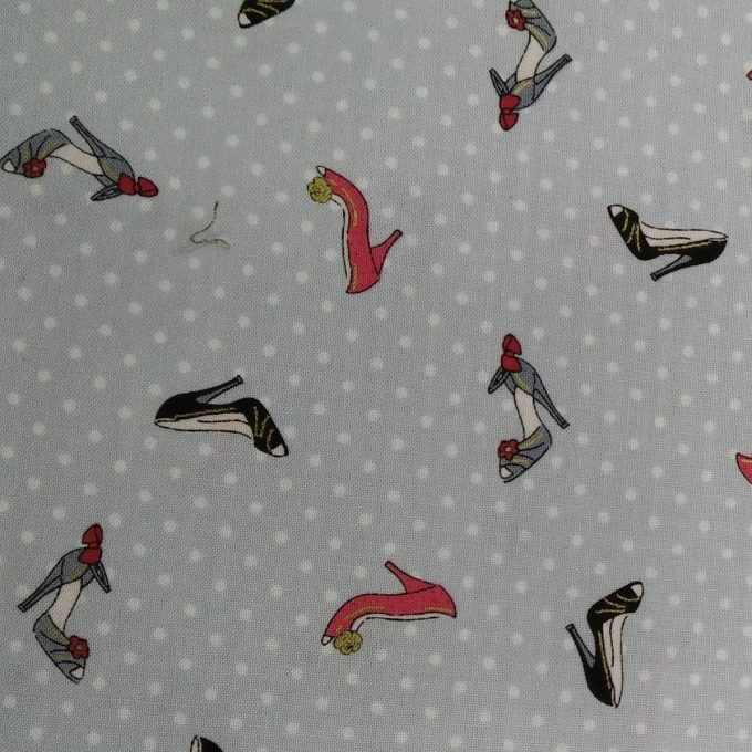 tela gris estampado zapatos