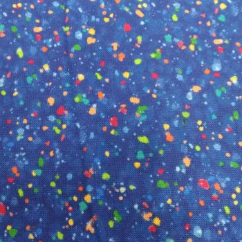 Detalle de tejido de algodón azul con estampado de pequeños puntos multicolores tipo confeti para costura creativa infantil y accesorios