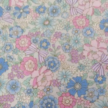 Tejido de algodón azul suave con estampado de pequeñas flores blancas y detalles botánicos estilo Liberty de la serie Printed Broad