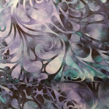 Primer plano de tela de algodón para patchwork con estampado degradado en tonos azul cobalto y morado violeta efecto nube