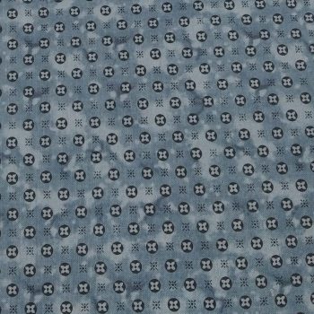 Primer plano de tela de algodón Blank Quilting con estampado geométrico de formas repetidas en azul medio sobre fondo blanco roto