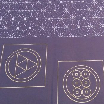 Panel de Sashiko azul marino con patrones de bordado tradicional japonés marcado sobre algodón 100%
