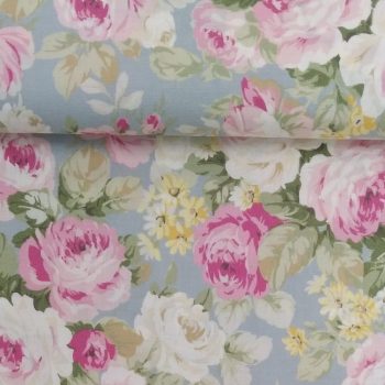 Primer plano de tela de algodón azul claro con estampado de flores blancas y rosas pequeñas estilo romántico para patchwork