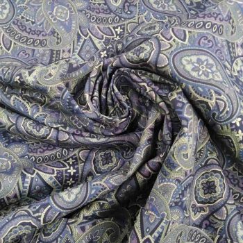 Primer plano de tejido de algodón 100% americano en color azul sólido con textura de trama densa para proyectos de costura rústica