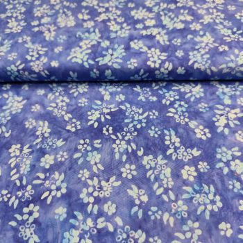 Tejido de algodón artesanal tipo batik en color azul con motivos de flores para patchwork
