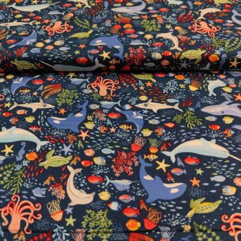 *Tela patchwork deep blue sea** de algodón 100% con estampado de criaturas marinas y ballenas de 1,10m de ancho