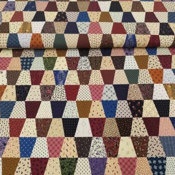 Tela de algodón 100% con estampado que simula diferentes piezas y diseños de patchwork
