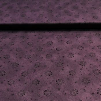 Primer plano de tela de algodón color morado violeta con estampado de flores blancas pequeñas y detalles botánicos para acolchado