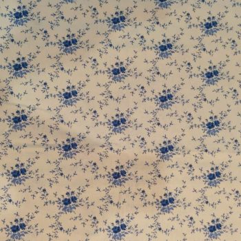 Tela de algodón Something Blue Ref 100661 modelo Noel Blue con estampado ornamental clásico en tonos azules y blancos ancho 110cm