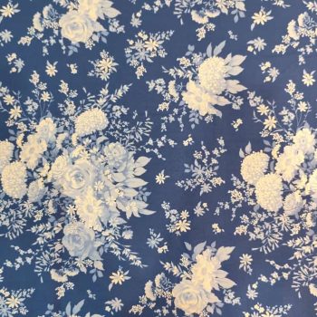 Tela de algodón de la colección Something Blue Ref 100677 modelo Garden Night con estampado de flores sobre fondo azul oscuro ancho 110cm